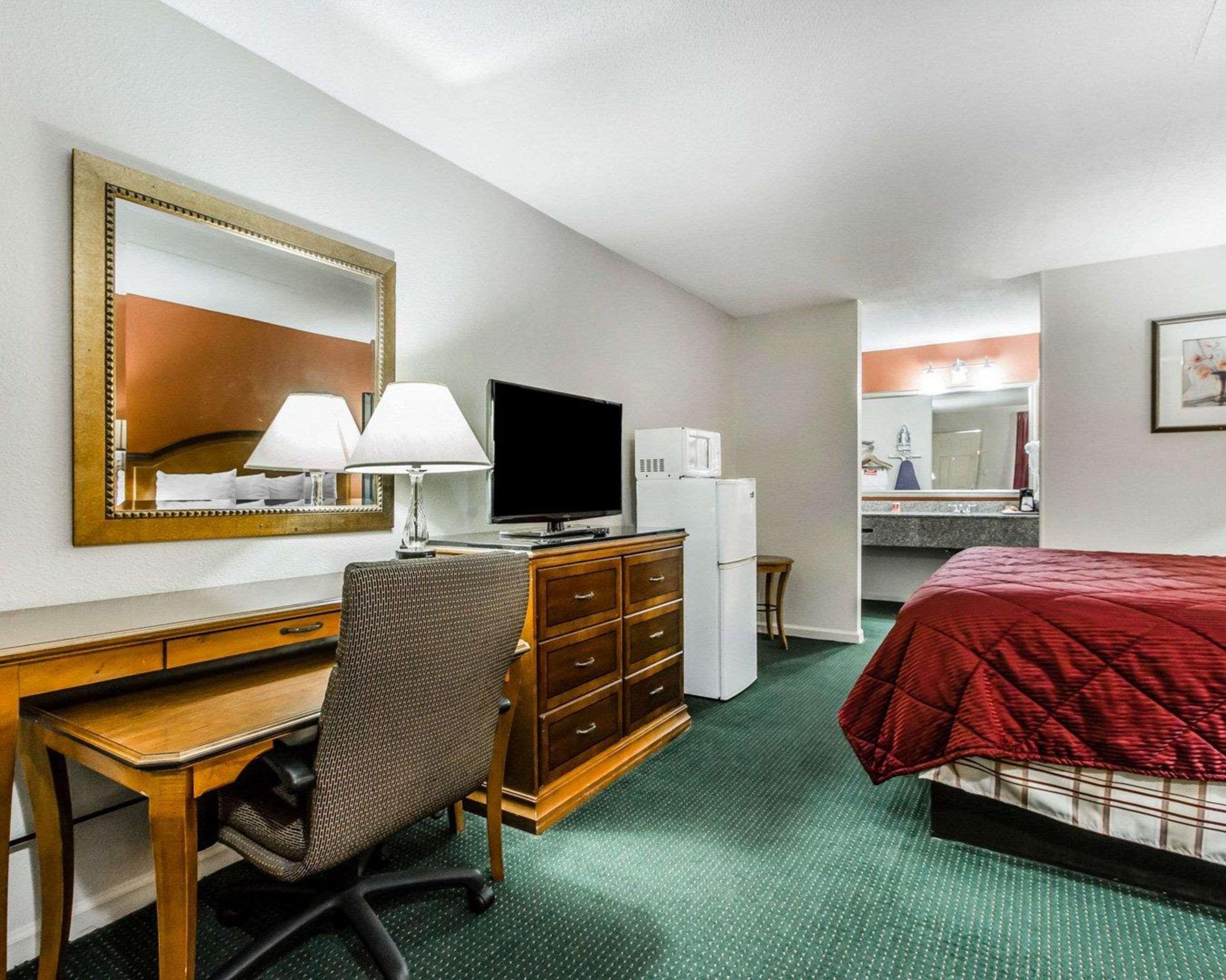 Econo Lodge Inn & Suites Enterprise Bagian luar foto