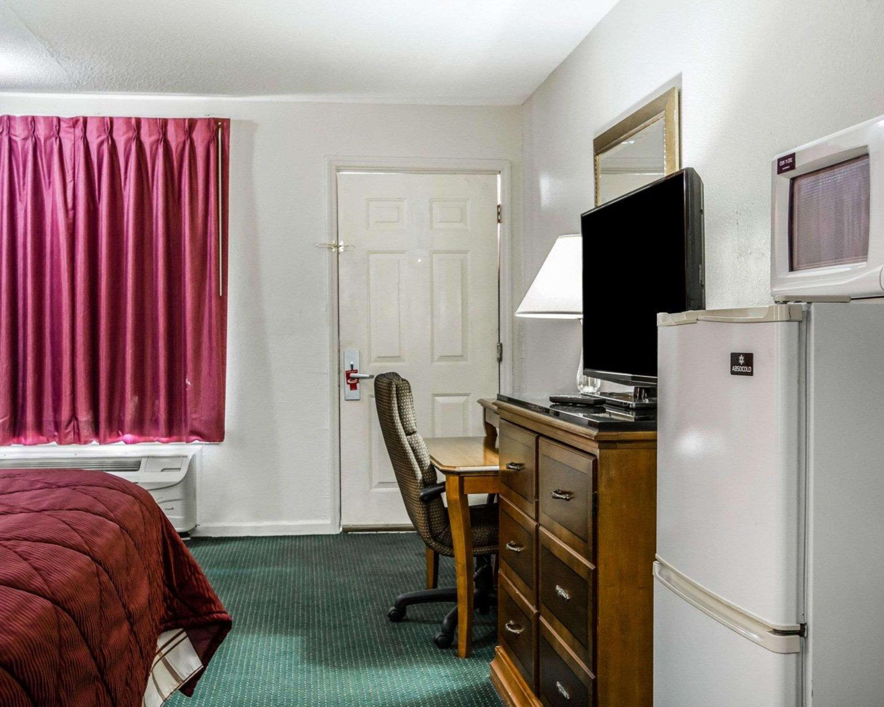 Econo Lodge Inn & Suites Enterprise Bagian luar foto