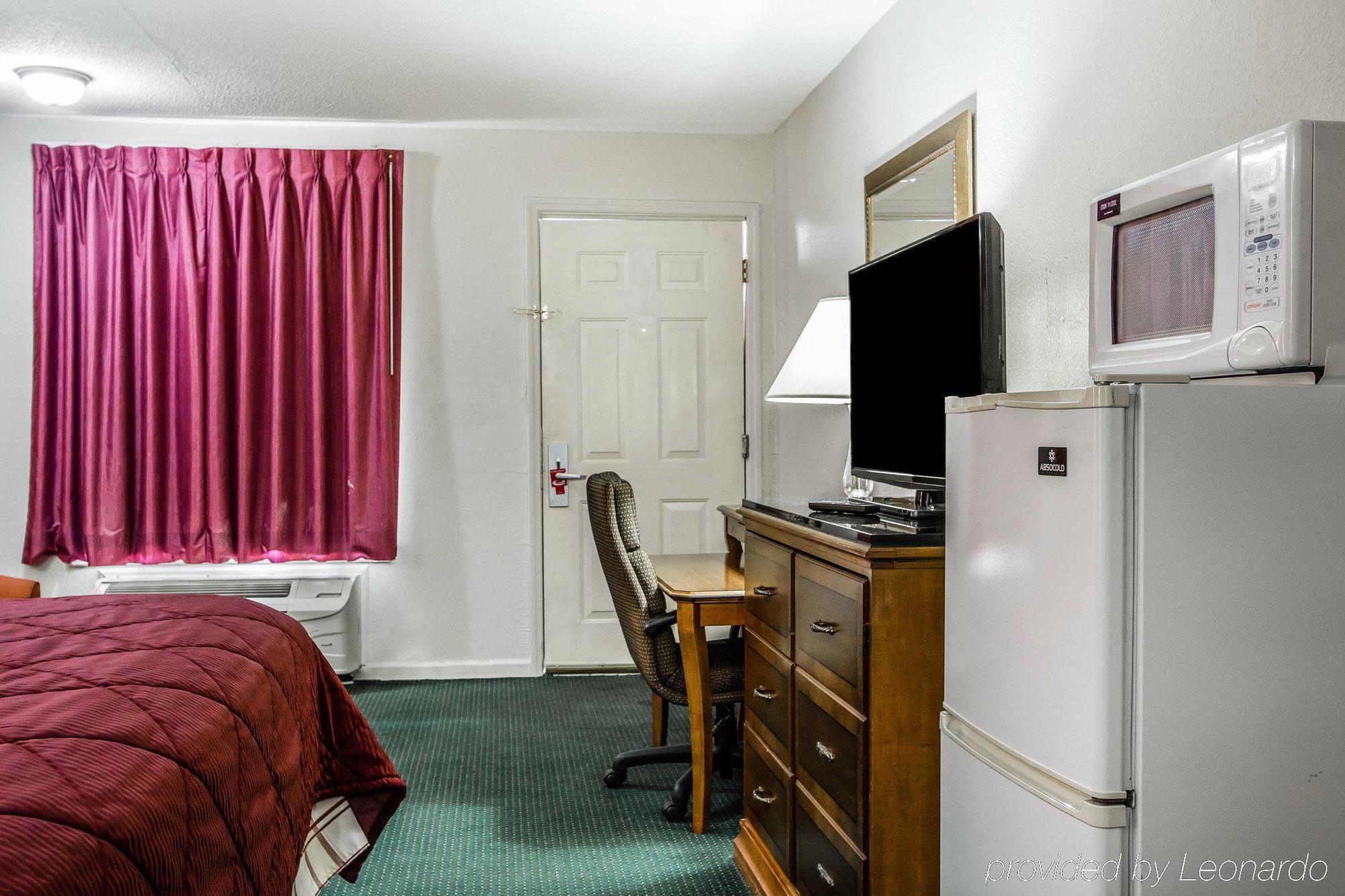 Econo Lodge Inn & Suites Enterprise Bagian luar foto