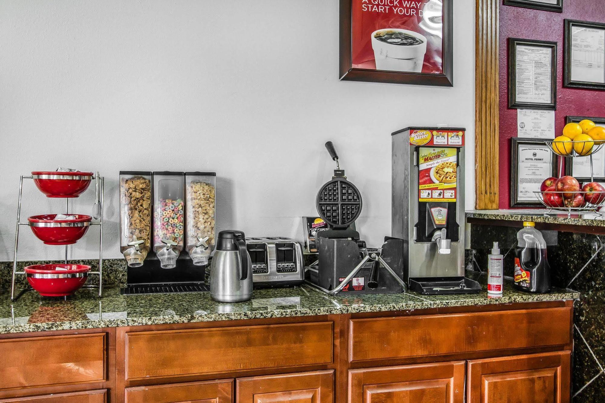 Econo Lodge Inn & Suites Enterprise Bagian luar foto